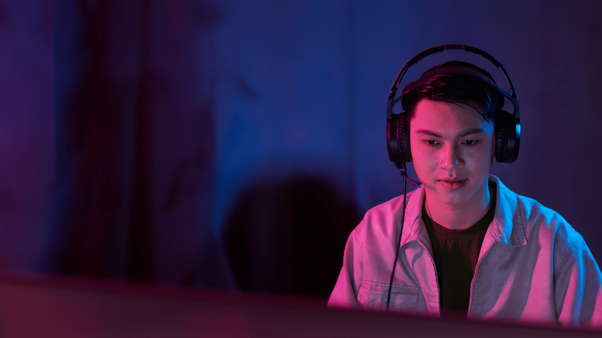 A woman with a headset to use Real-Time AI Voice Changer software in a call center